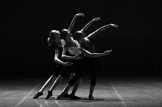 ballerinas dancing